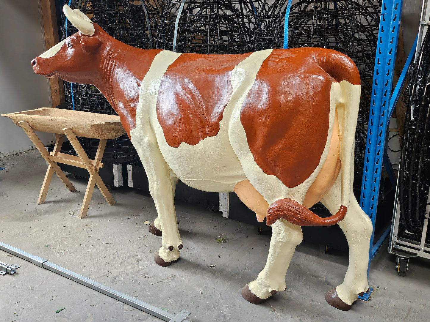 Kunstkoe op ware grote bruin/rood met wit