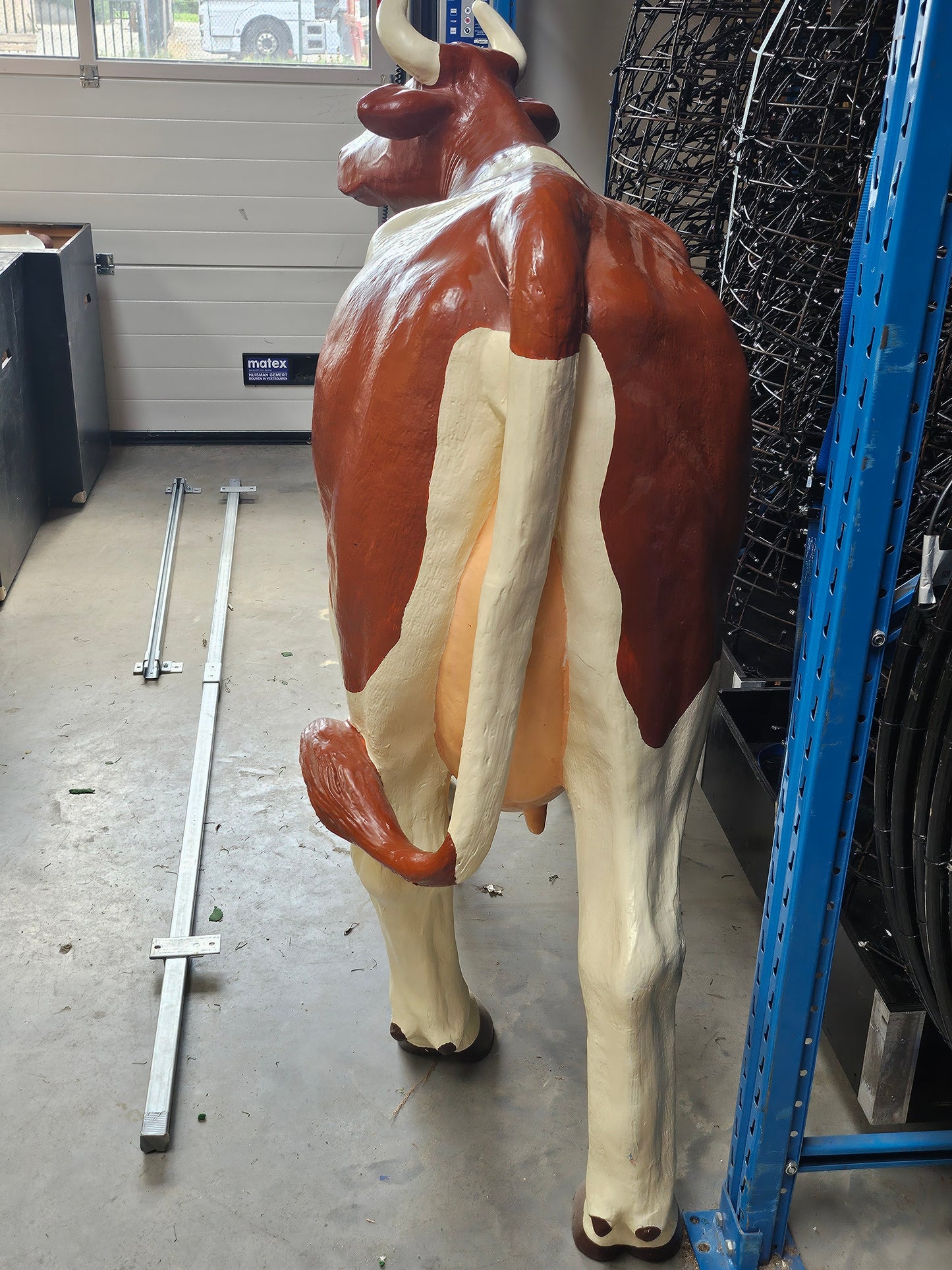 Kunstkoe op ware grote bruin/rood met wit
