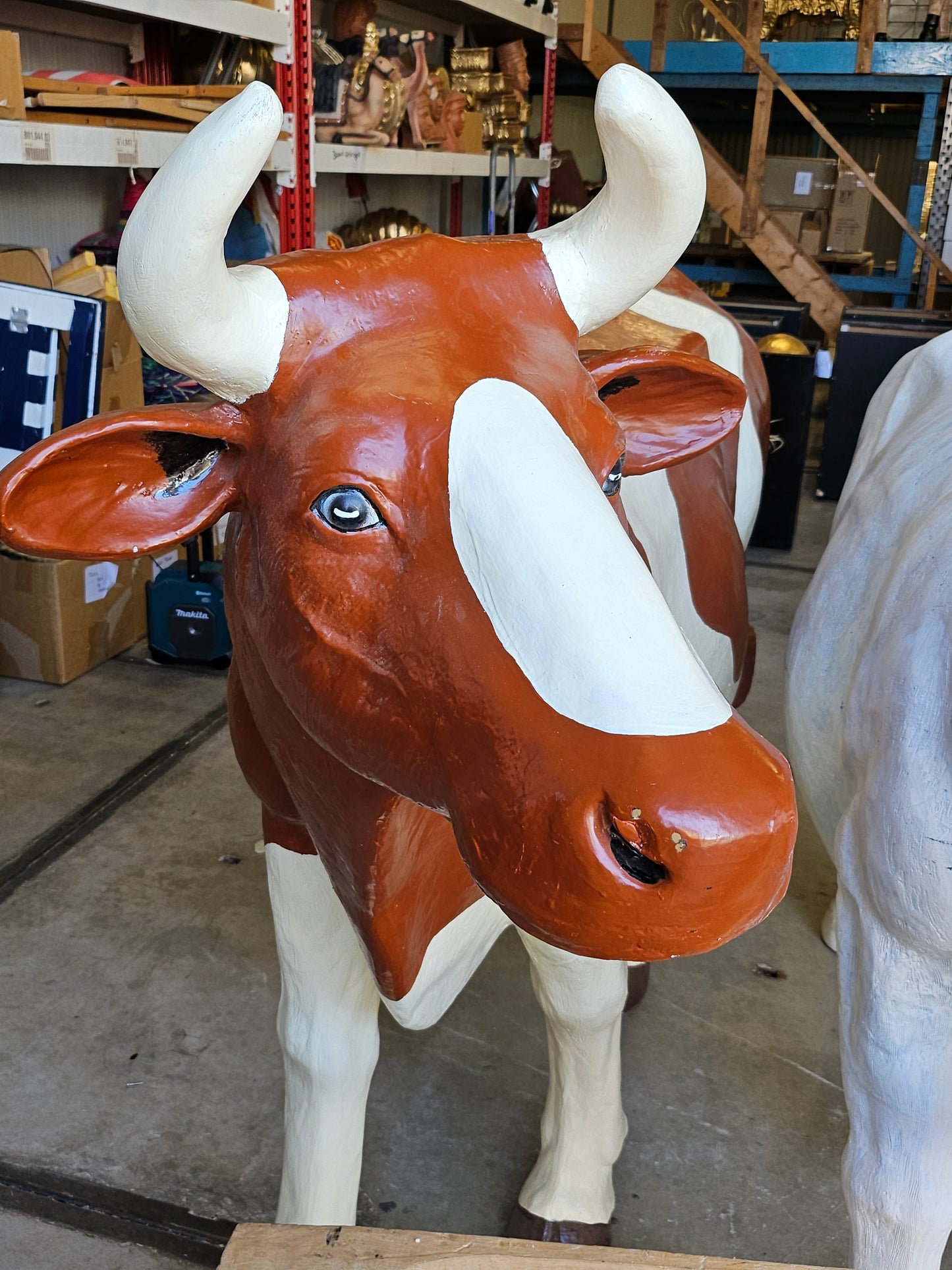Kunstkoe op ware grote bruin/rood met wit