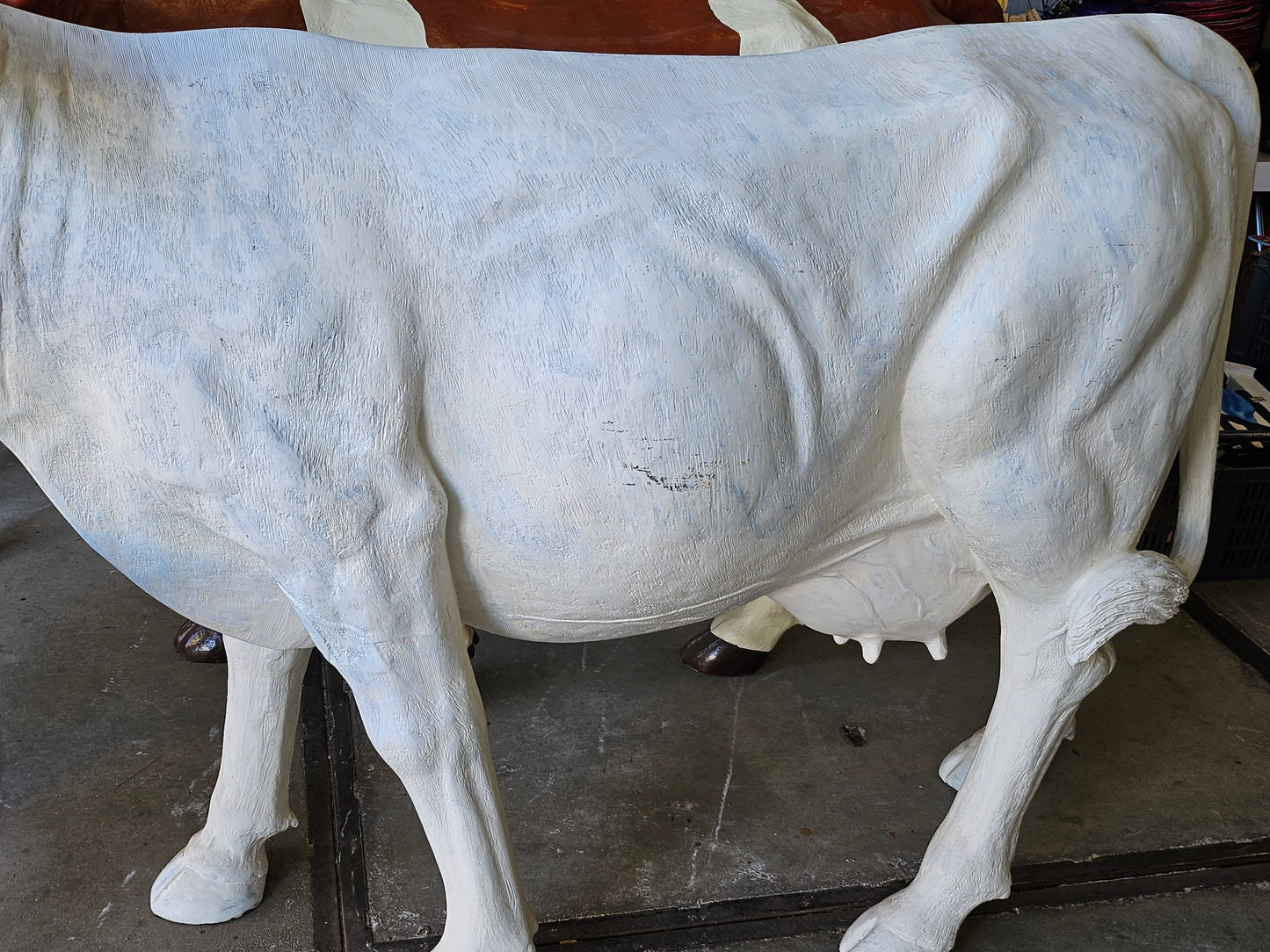 Kunstkoe op ware grote wit te behandelen in kleur
