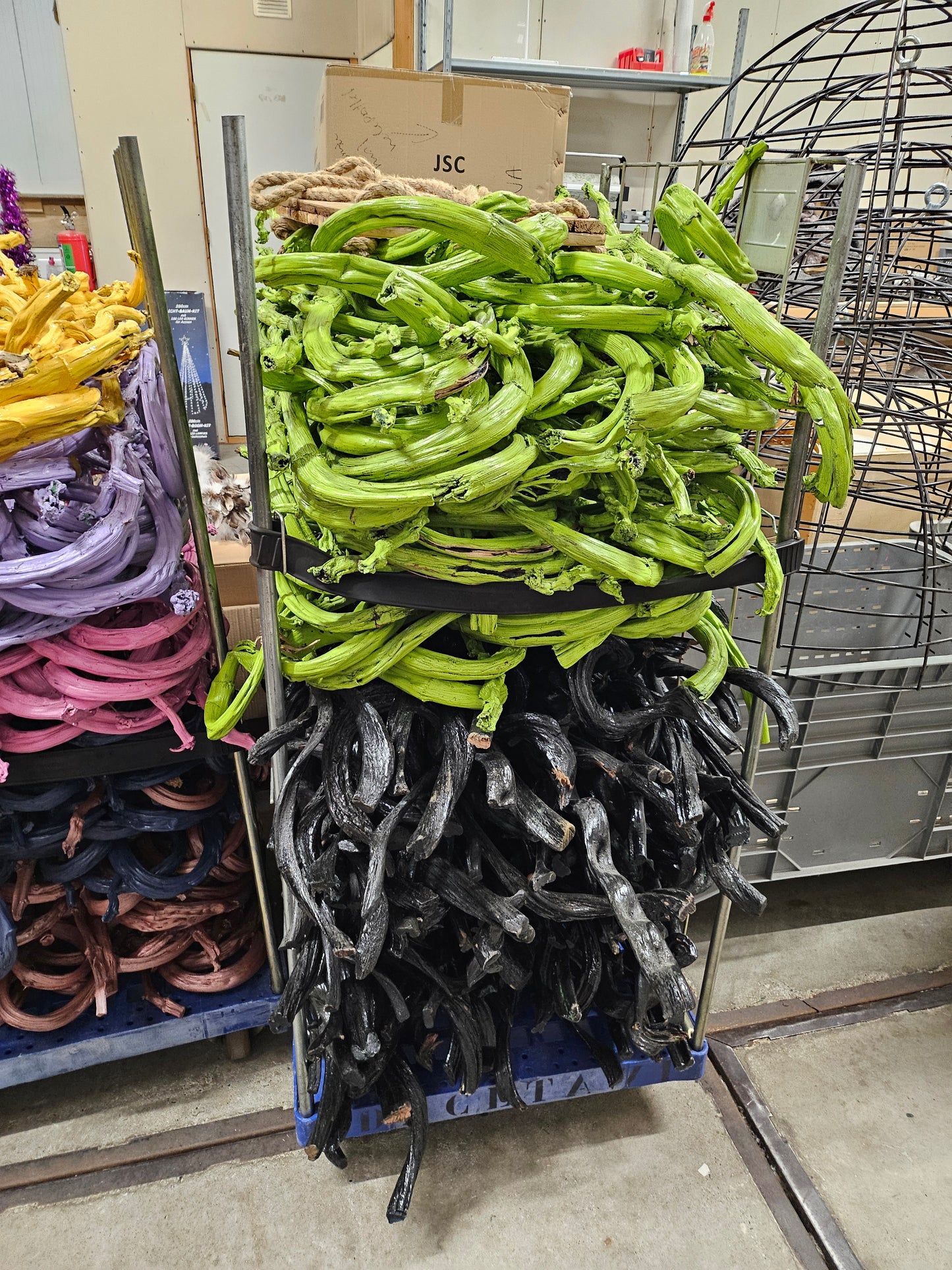 Decoratie takken groen en zwart inclusief rolcontainer