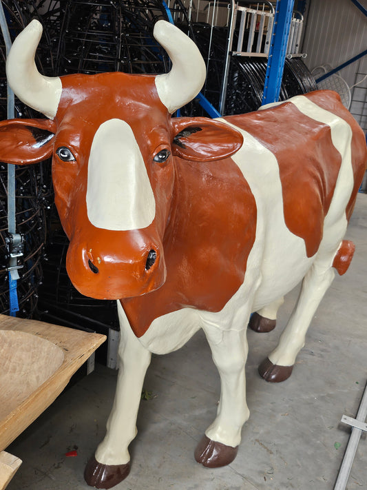 Kunstkoe op ware grote bruin/rood met wit